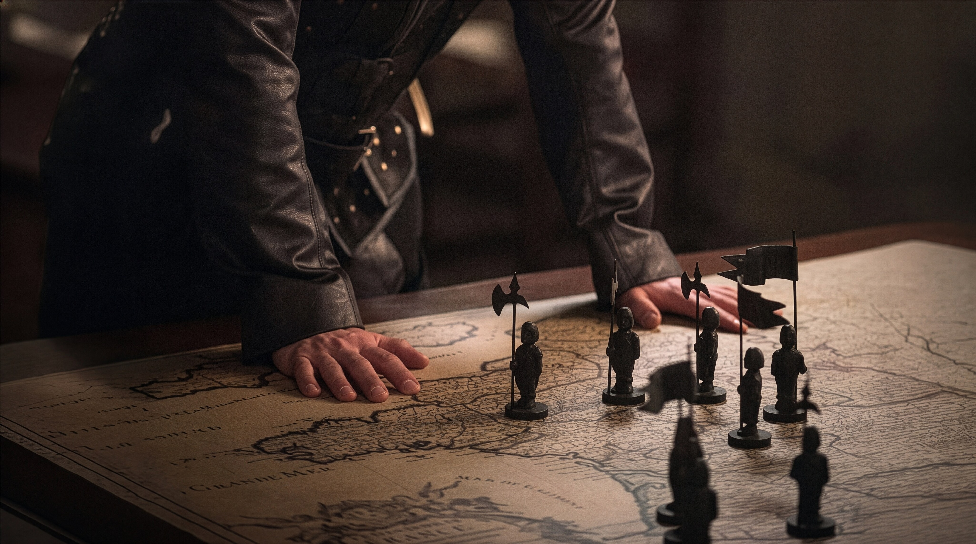 Mãos apoiadas sobre um mapa antigo com miniaturas de soldados e estandartes, como numa mesa de estratégia